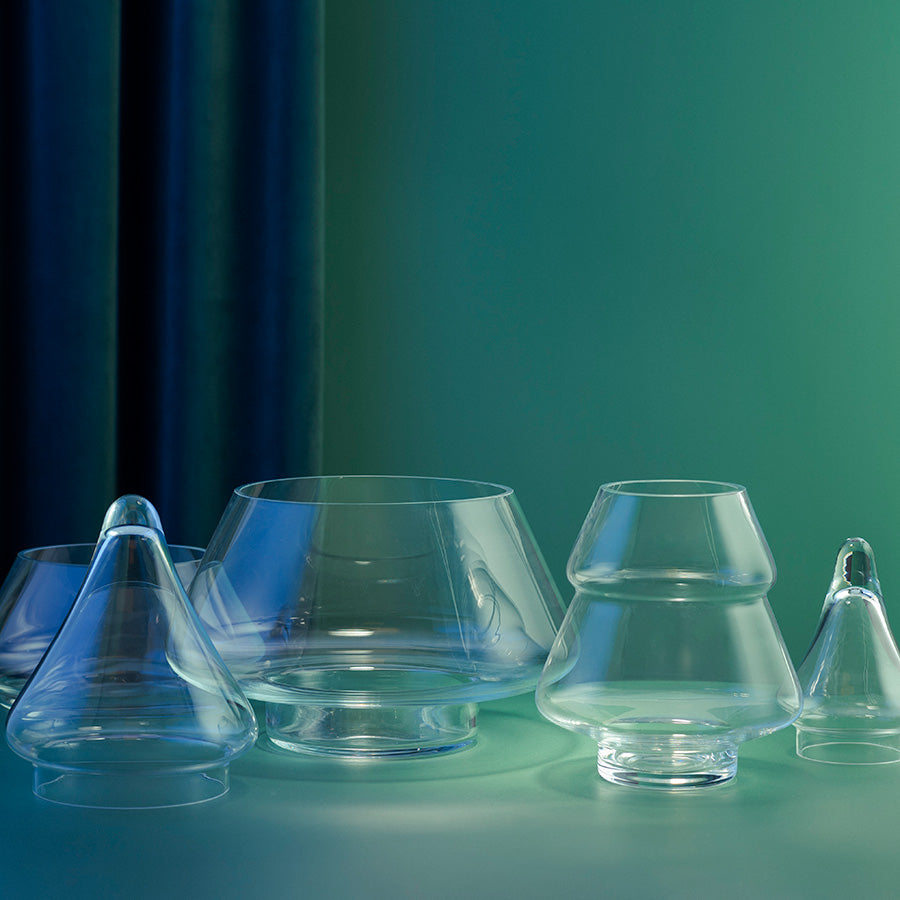 Gran krukke i klart glass vist sammen med flere dekorative glasskrukker