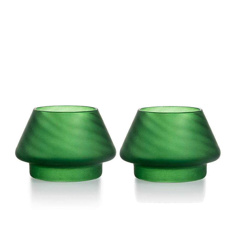 Hadeland Glassverk frostet grønne lyslykter i 2-pakning, elegant design som gir mykt lys. Perfekte til telys og bruk i moderne interiør.