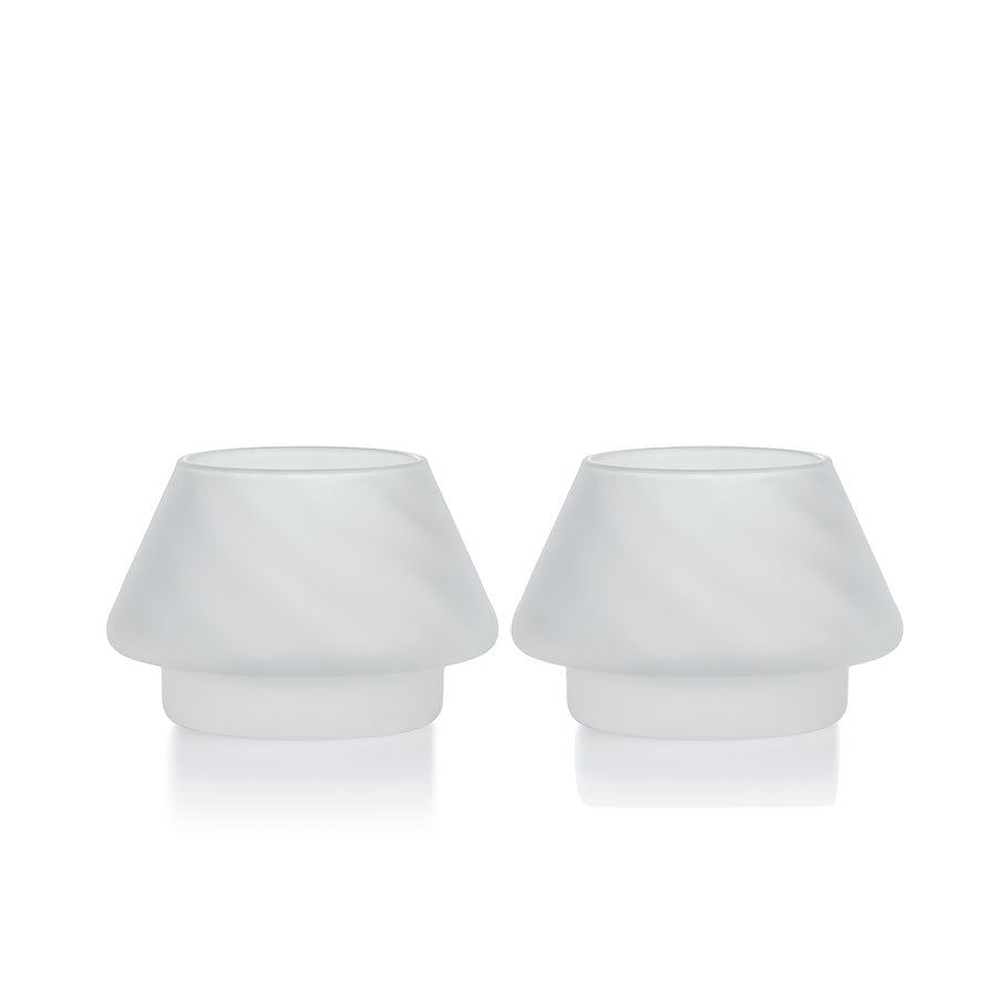 To frostede hvite lyslykter fra Hadeland Glassverk, med elegant granformet design, ideelle for julestemning.