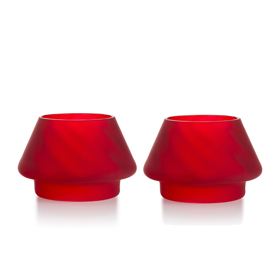To frostet røde lyslykter fra Hadeland Glassverk, med klassisk form og myk glød, ideelle for juledekorasjon.