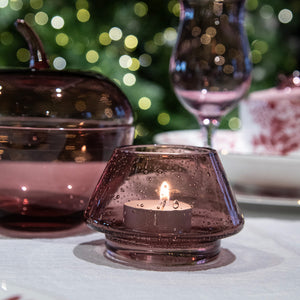 Gran lyslykt i kakaofarget bobleglass med tent telys og juledekorasjon