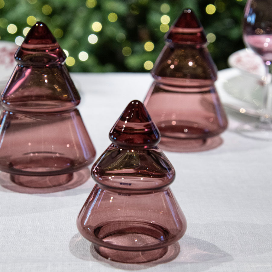 Tre rosa juletre i glass fra Hadeland Glassverk, delikat design som sprer lys og skaper en elegant juledekorasjon.