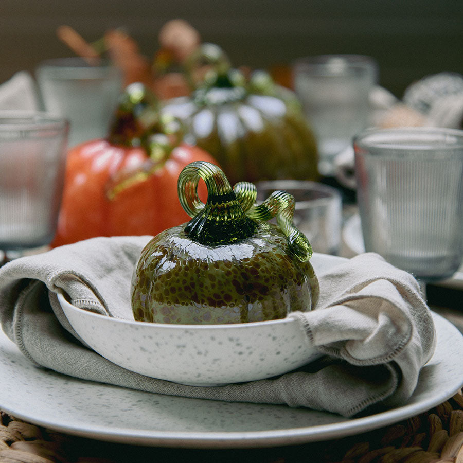 Hadeland Glassverk Gresskar Grønn 12cm, unikt designet av Maud Gjeruldsen Bugge, ideelt til Halloween og høstpynt.
