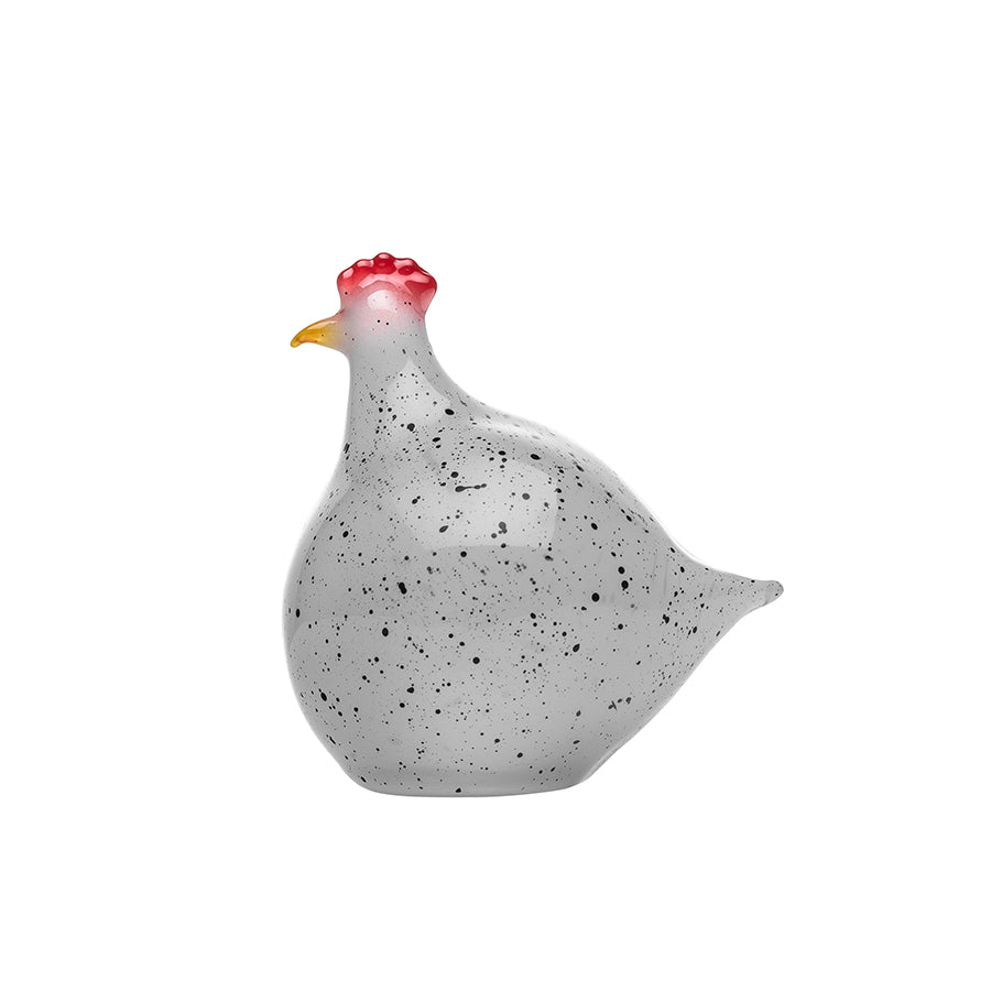 Høne i glass fra Hadeland Glassverk, 7 cm høy, med rødt kam og gult nebb i et stilrent design med svarte prikker.