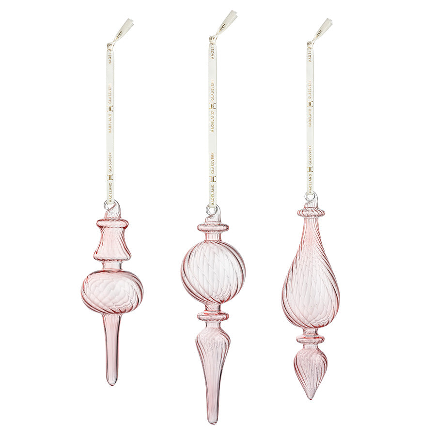 Ornament Julefryd Rosa Optikk 3pk fra Hadeland Glassverk med tre elegante, slanke juleornamenter i rosa optikkglass