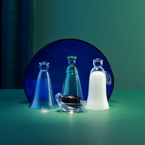 Julekrybbe i glass med seks deler og blå himmelhvelving, dekorativt presentert i stemningsfull belysning