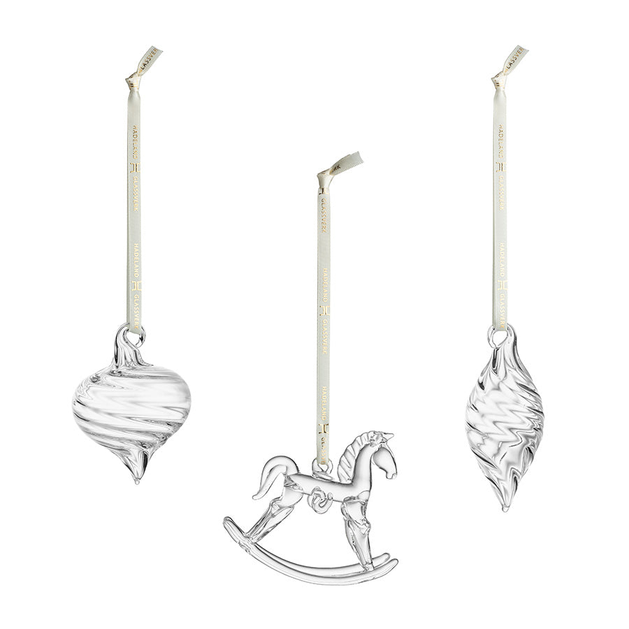 Glassheng Nostalgi 3pk fra Hadeland Glassverk med klare juleornamenter i form av kuler og gyngehest
