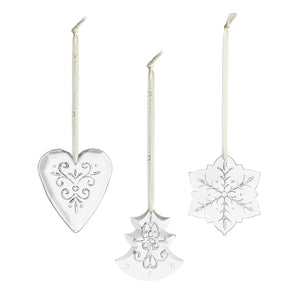 Tre klare glassornament med mønster i form av hjerte, juletre og snøfnugg fra Hadeland Glassverk