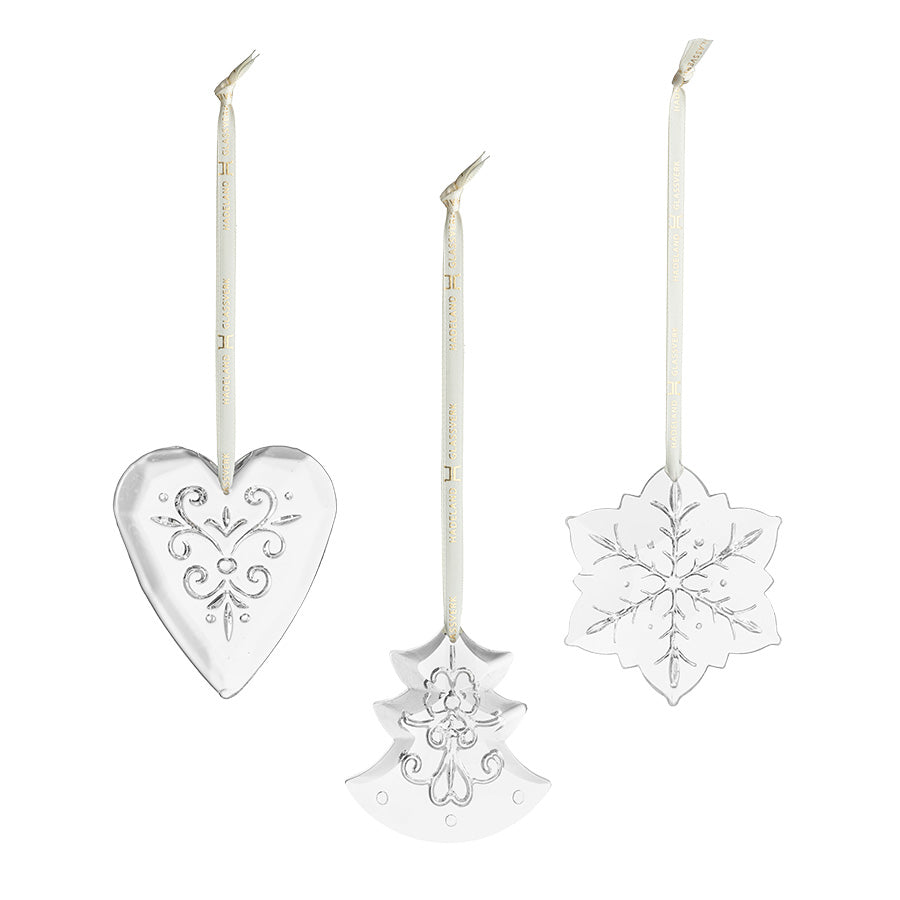 Tre klare glassornament med mønster i form av hjerte, juletre og snøfnugg fra Hadeland Glassverk
