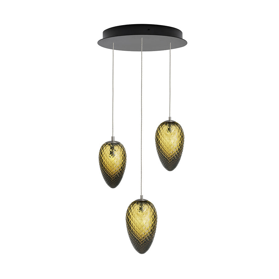 Håndblåste krystallglasskongler i delikat olivenfarge, designet av Hadeland Glassverk. Taklampe med tre kongler hengt ned fra en svart takplate, ideell for elegant belysning over spisebordet.