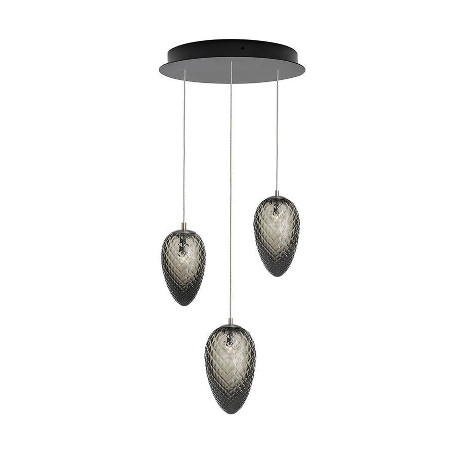 Elegant taklampe med tre håndblåste krystallkongler i røkgrå farge, designet av Hadeland Glassverk, perfekt for å skape et dempet og eksklusivt lysdesign.