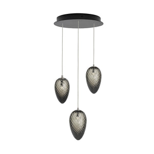 Elegant taklampe med tre håndblåste krystallkongler i røkgrå farge, designet av Hadeland Glassverk, perfekt for å skape et dempet og eksklusivt lysdesign.