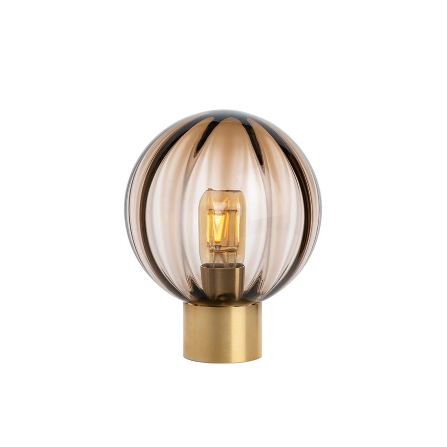 Hadeland Glassverk krystallkule bordlampe med røkgrå optikk, elegant design av Anders Holmedal, med messing bordsokkel.