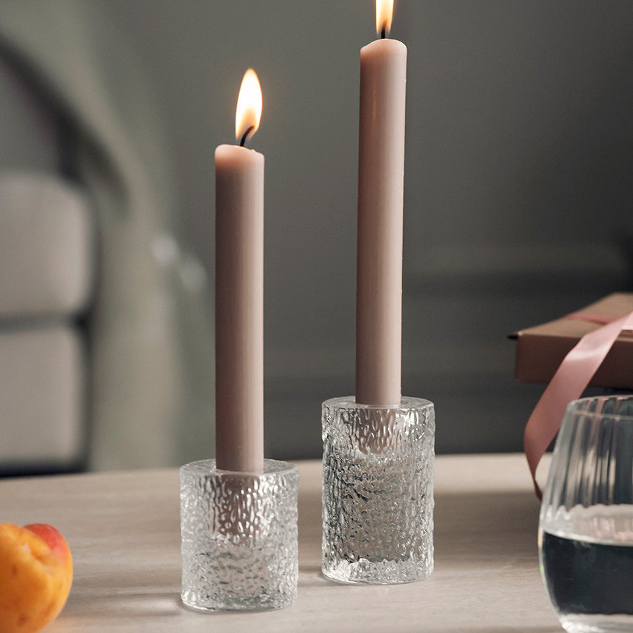 Hadeland Glassverk lysestaker i klart strukturert glass med tente lys