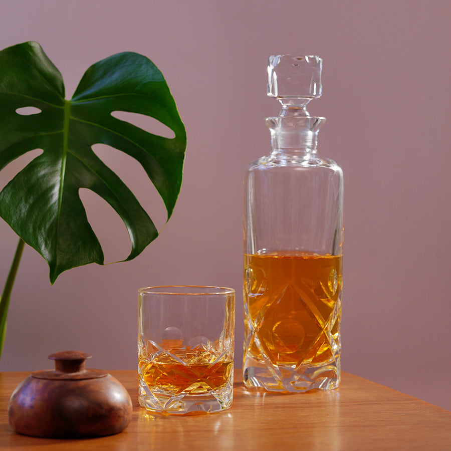 Montreal karaffel fra Hadeland Glassverk med whisky, vist sammen med matchende glass på trebord