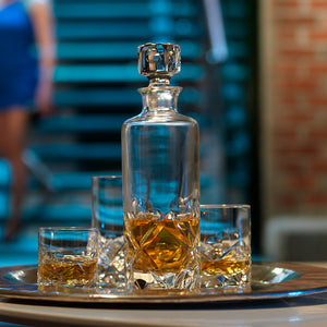 Hadeland Glassverk Montreal karaffel med whisky og glass på et elegant serveringsfat