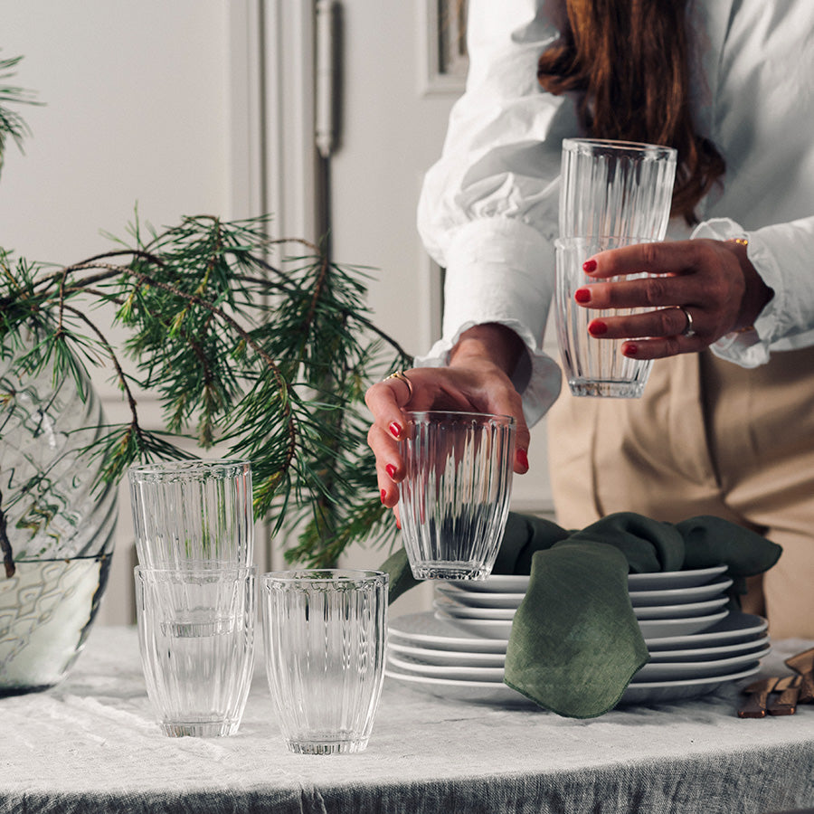 Nordlys vannglass fra Hadeland Glassverk brukt ved elegant borddekking