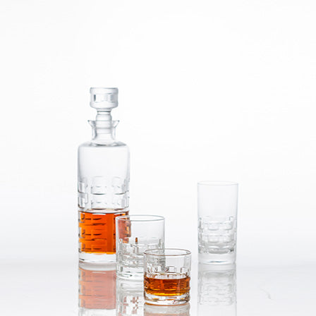 Sett med Hadeland Glassverk Seltersglass og karaffel, med klar barium-krystall, stilig og tidløst design, ideelt for servering av drinker.