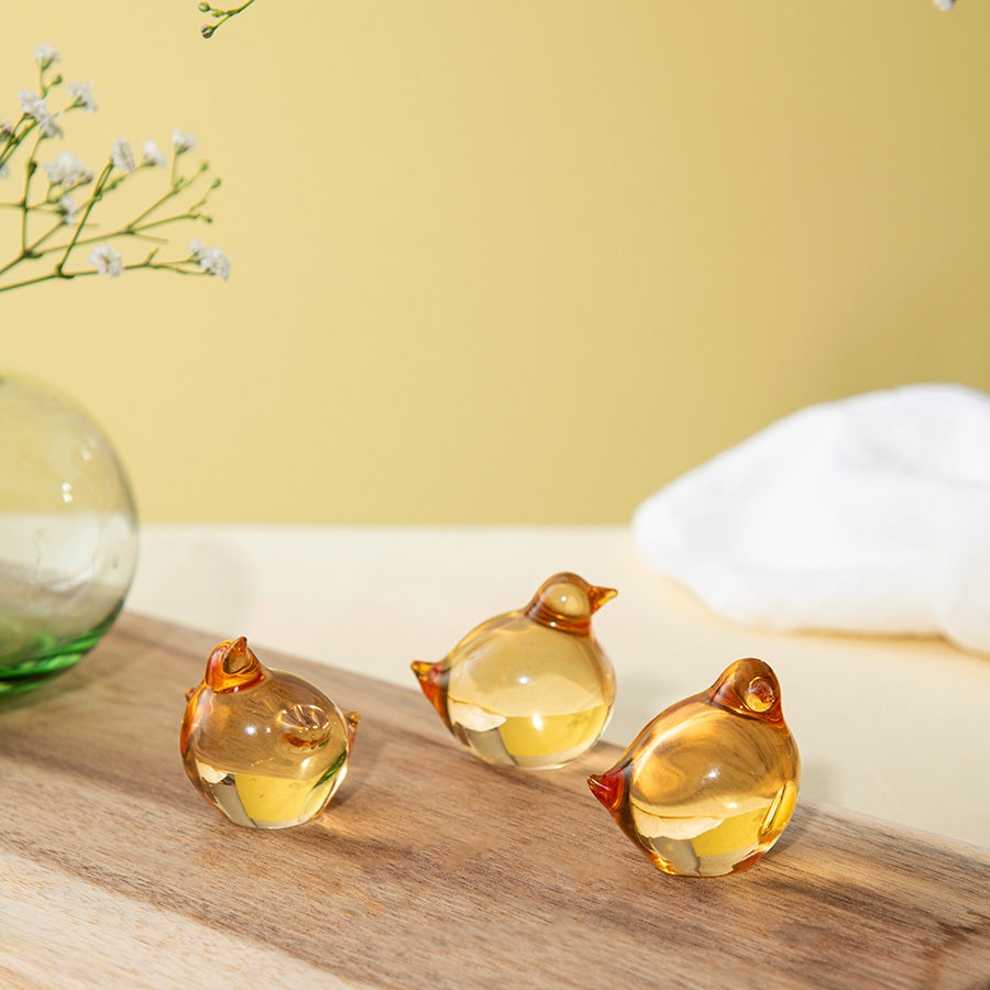 Hadeland Glassverk Dyrefigurer Kyllinger 3pk 4 cm, eksklusivt design av Maud Gjeruldsen Bugge, unike glasskyllinger til vår- og påskedekorasjon.