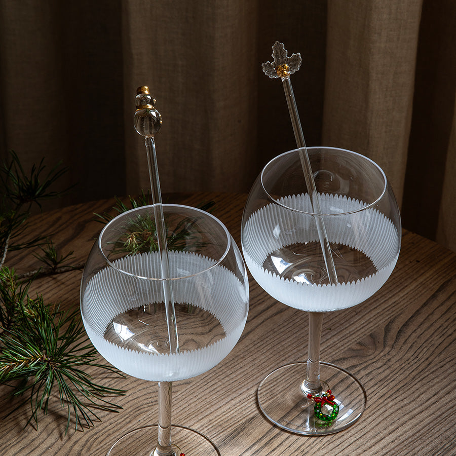 Glassrørepinner med hånddekorerte julefigurer i gull i elegante vinglass