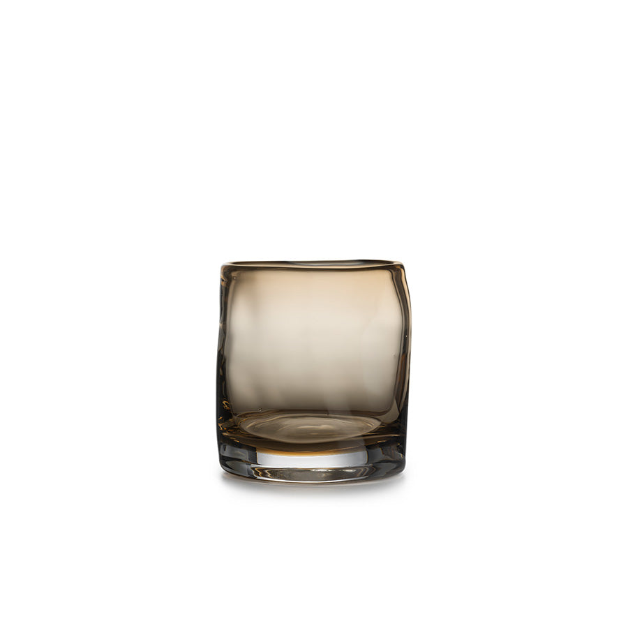 Elegant telysholder fra Hadeland Glassverk i varm kakao-farge, munnblåst med organisk form, perfekt for å skape stemning i hjemmet.