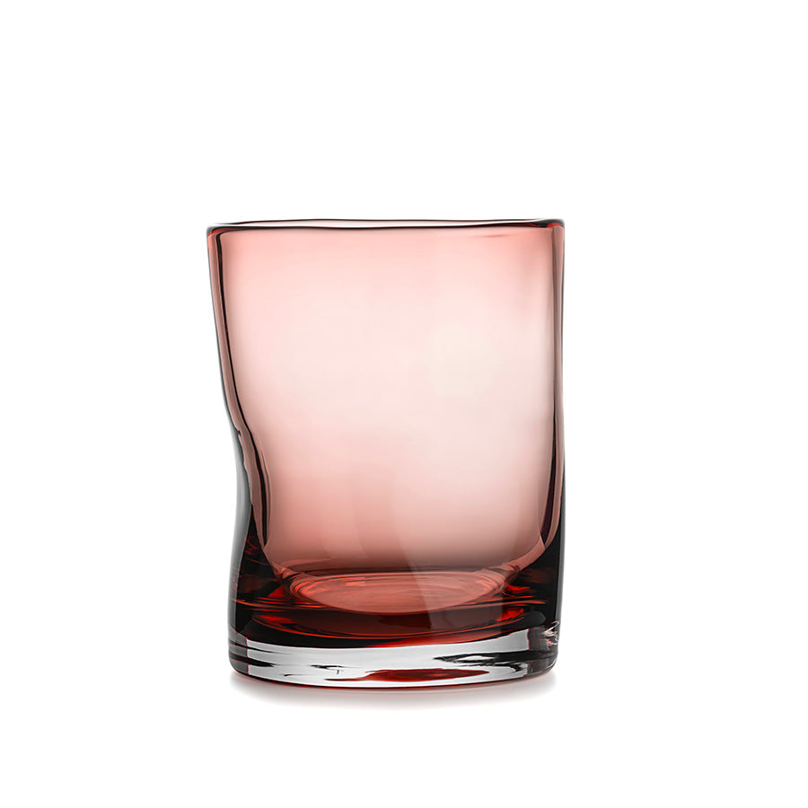 Munnblåst Hadeland Glassverk tulipanvase i dyp rød farge, designet for å gi et elegant uttrykk i interiøret.