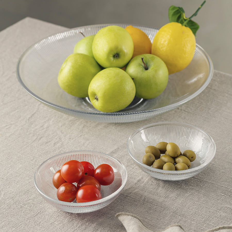 Hadeland Glassverk Siri skåler i klart rillet glass med tomater og oliven, ved siden av fruktfat