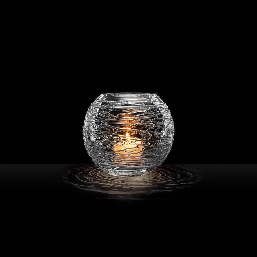 Hadeland Glassverk lyslykt med tent lys, som gir et glitrende lysspill og dekorativ effekt.