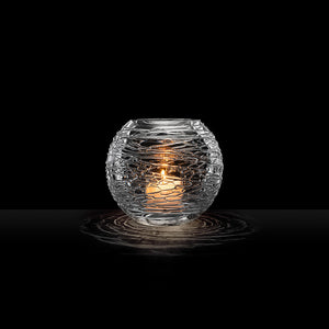 Hadeland Glassverk lyslykt med tent lys, som gir et glitrende lysspill og dekorativ effekt.