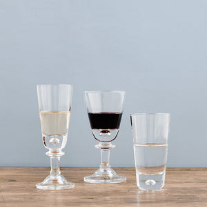 Hadeland Glassverk Tangen glass i klart krystall fylt med rødvin, sammen med andre drikkeglass