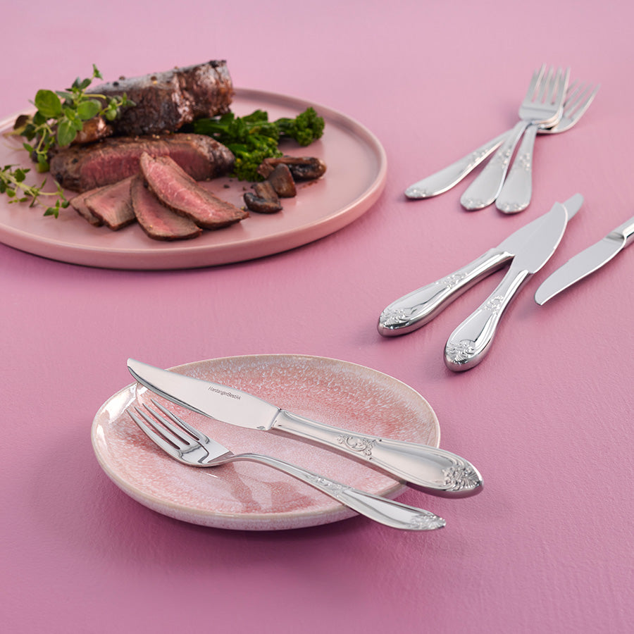 HARDANGER BESTIKK Hardanger Bestikk Nina Biffsett 6+6 stort – biffsett til borddekking med biffkniver og matchende gafler i elegant rosemalingsinspirert stil