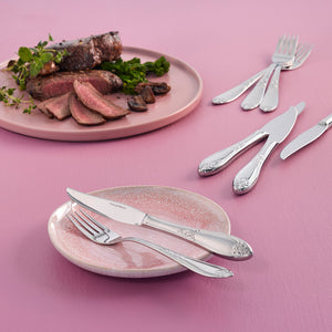 HARDANGER BESTIKK Hardanger Bestikk Nina Biffsett 6+6 stort – biffsett til borddekking med biffkniver og matchende gafler i elegant rosemalingsinspirert stil
