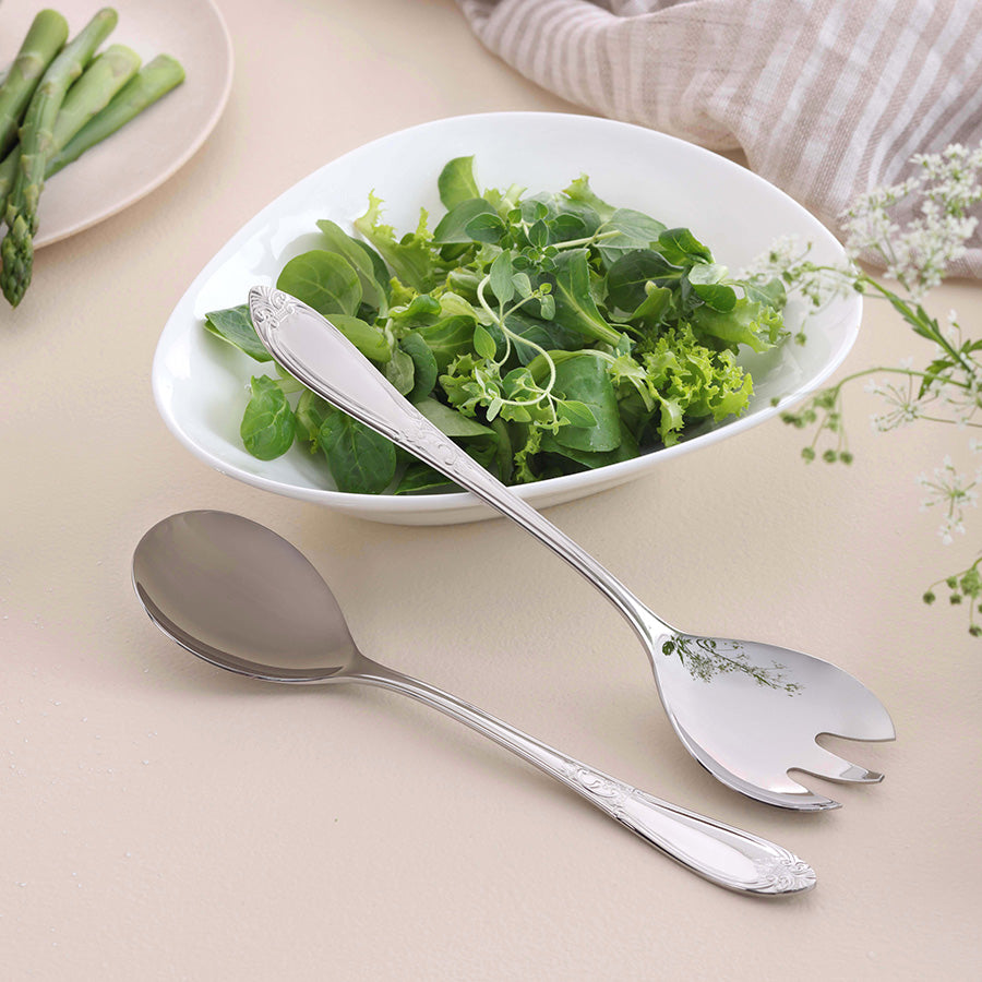 HARDANGER BESTIKK Hardanger Bestikk Nina salatsett (Salatsett) i bruk – salatgaffel og serveringsskje med ornamentert rokokko-inspirert design