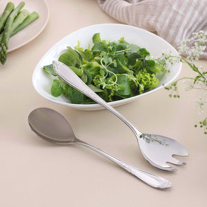 HARDANGER BESTIKK Hardanger Bestikk Nina salatsett (Salatsett) i bruk – salatgaffel og serveringsskje med ornamentert rokokko-inspirert design