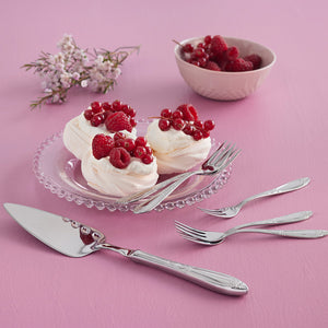 Hardanger Bestikk Nina Kakespade i bruk på festbord med dessert og bær, i samarbeid med Hardanger Bestikk Nina kakespade