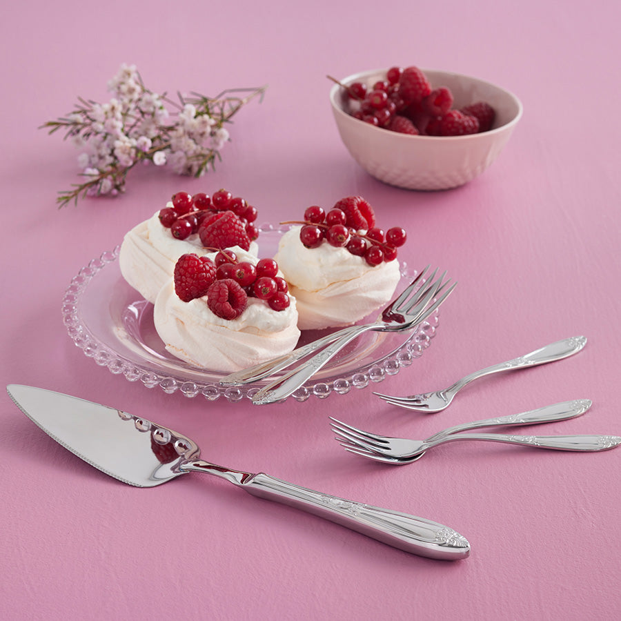 Hardanger Bestikk Nina Kakespade i bruk på festbord med dessert og bær, i samarbeid med Hardanger Bestikk Nina kakespade