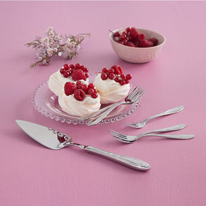 Hardanger Bestikk Nina Kakesett m/ Kakegafler og Kakespade - Kakesett med kakegafler og kakespade på bord med dessert, utsmykket med bær.