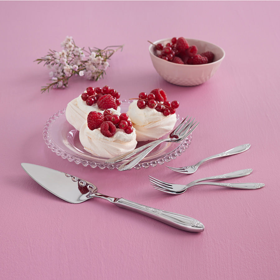 Hardanger Bestikk Nina Kakesett m/ Kakegafler og Kakespade - Kakesett med kakegafler og kakespade på bord med dessert, utsmykket med bær.