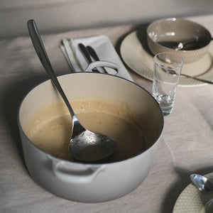 Hardanger Øse i bruk i en gryte, ideell for servering av varm suppe til gjester.