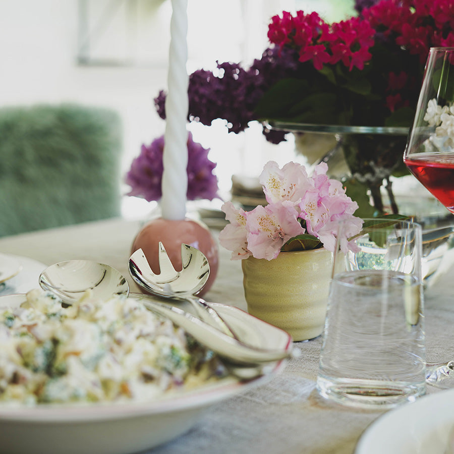 Hardanger Bestikk Lykke Salatsett 2 deler - stilfull salatskje og salatgaffel i bruk under en festlig borddekking, ideelt salatbestikk for enhver anledning.