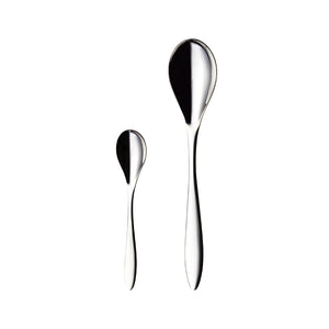 Elegant dessertsett bestående av seks dessertskjeer og en serveringsskje, designet for en optimal dessertopplevelse med polert rustfritt stål.