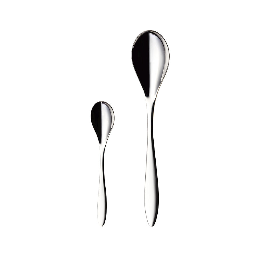 Elegant dessertsett bestående av seks dessertskjeer og en serveringsskje, designet for en optimal dessertopplevelse med polert rustfritt stål.