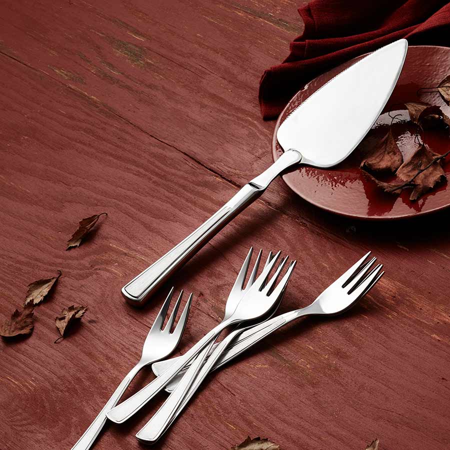 Elegant kakesett med Rustfritt stål kakespade og kakegafler på et bord med en rød tallerken, designet for feiringer.