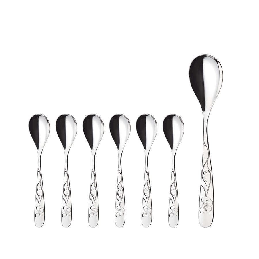 Sanna dessertsett med 6 elegantere dessertskjeer og en serveringsskje, laget av rustfritt stål med dekorativt blomsterdesign.