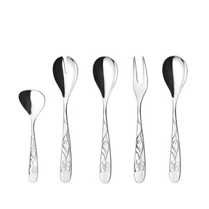 Sanna serveringssett i 5 deler fra Hardanger Bestikk, inkludert serveringsskjeer, salatgaffel, serveringsgaffel og sausøse, med dekorativt blomstermønster.