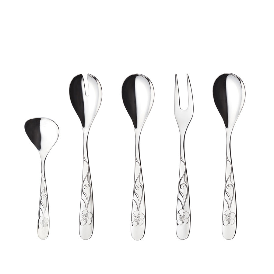 Sanna serveringssett i 5 deler fra Hardanger Bestikk, inkludert serveringsskjeer, salatgaffel, serveringsgaffel og sausøse, med dekorativt blomstermønster.