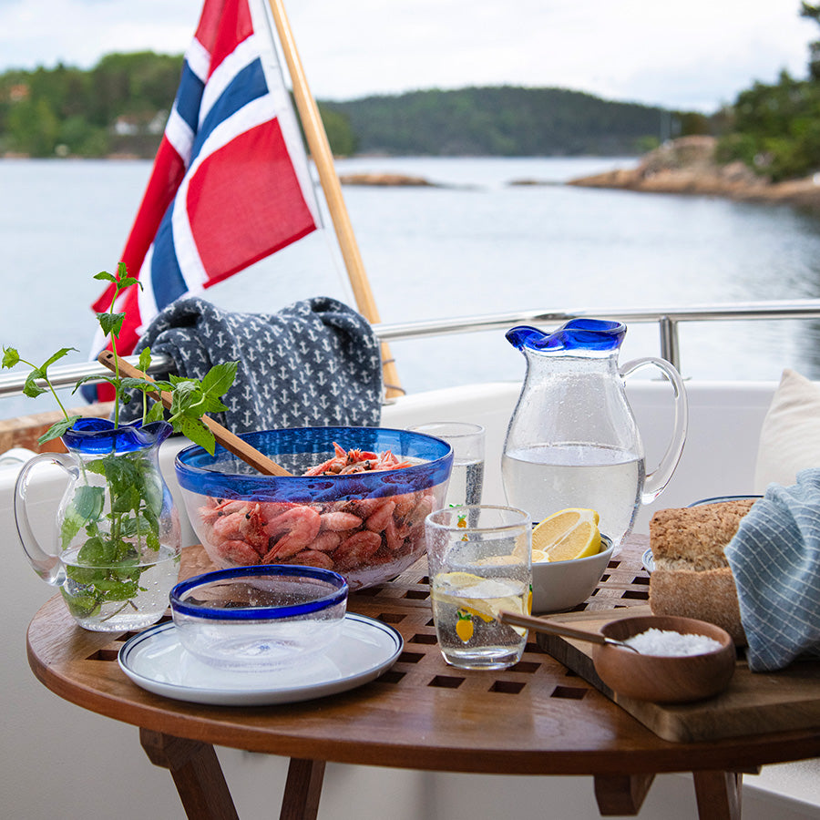Sommerlig borddekking med Hadeland Glassverk Skjærgård bolle og norske flagg.