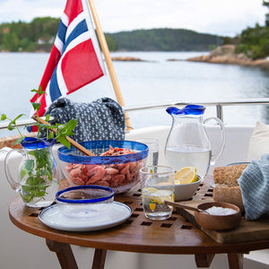 Sommerlig borddekking med Hadeland Glassverk Skjærgård bolle og norske flagg.