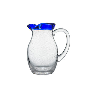 Håndlaget Mugge fra Hadeland Glassverk med blå rand og luftige bobler, perfekt til servering.