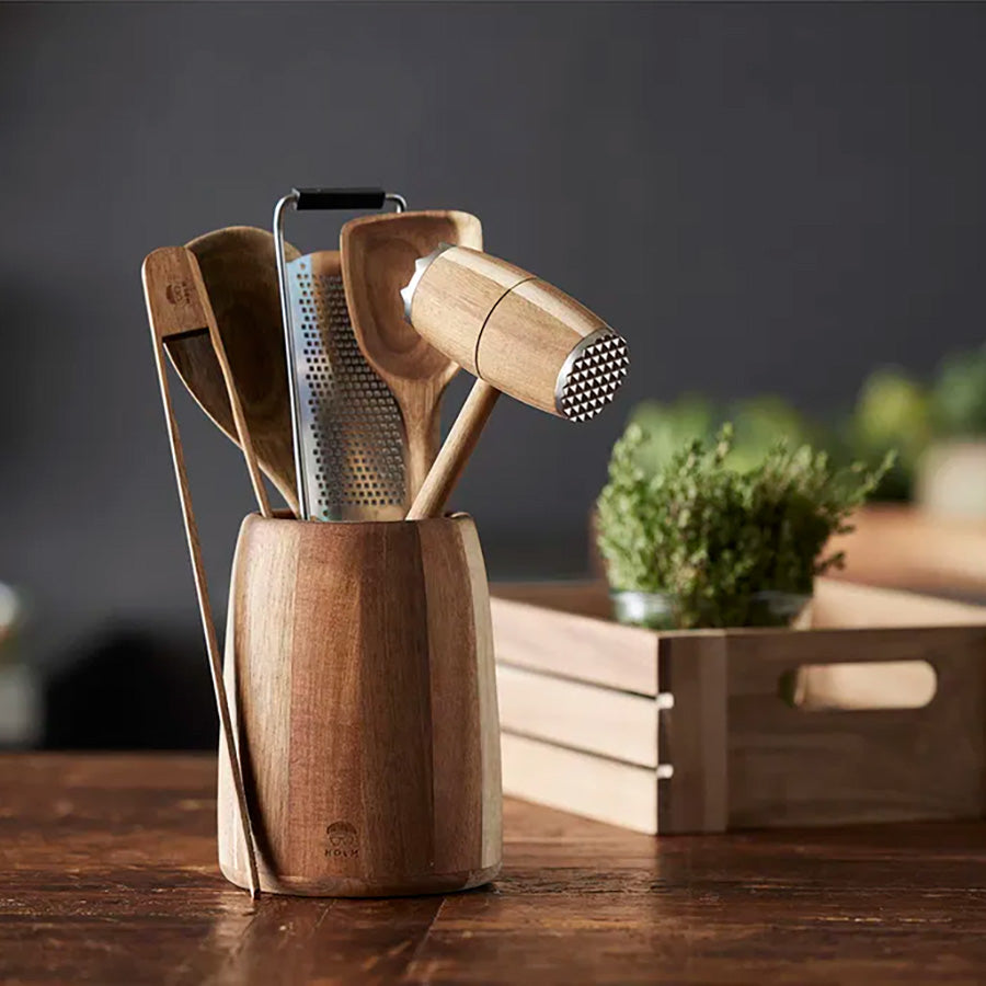 Holm Redskapsholder D13cm H17cm Akasietre fylt med kjøkkenutstyr, praktisk og dekorativ for kjøkkenet.
